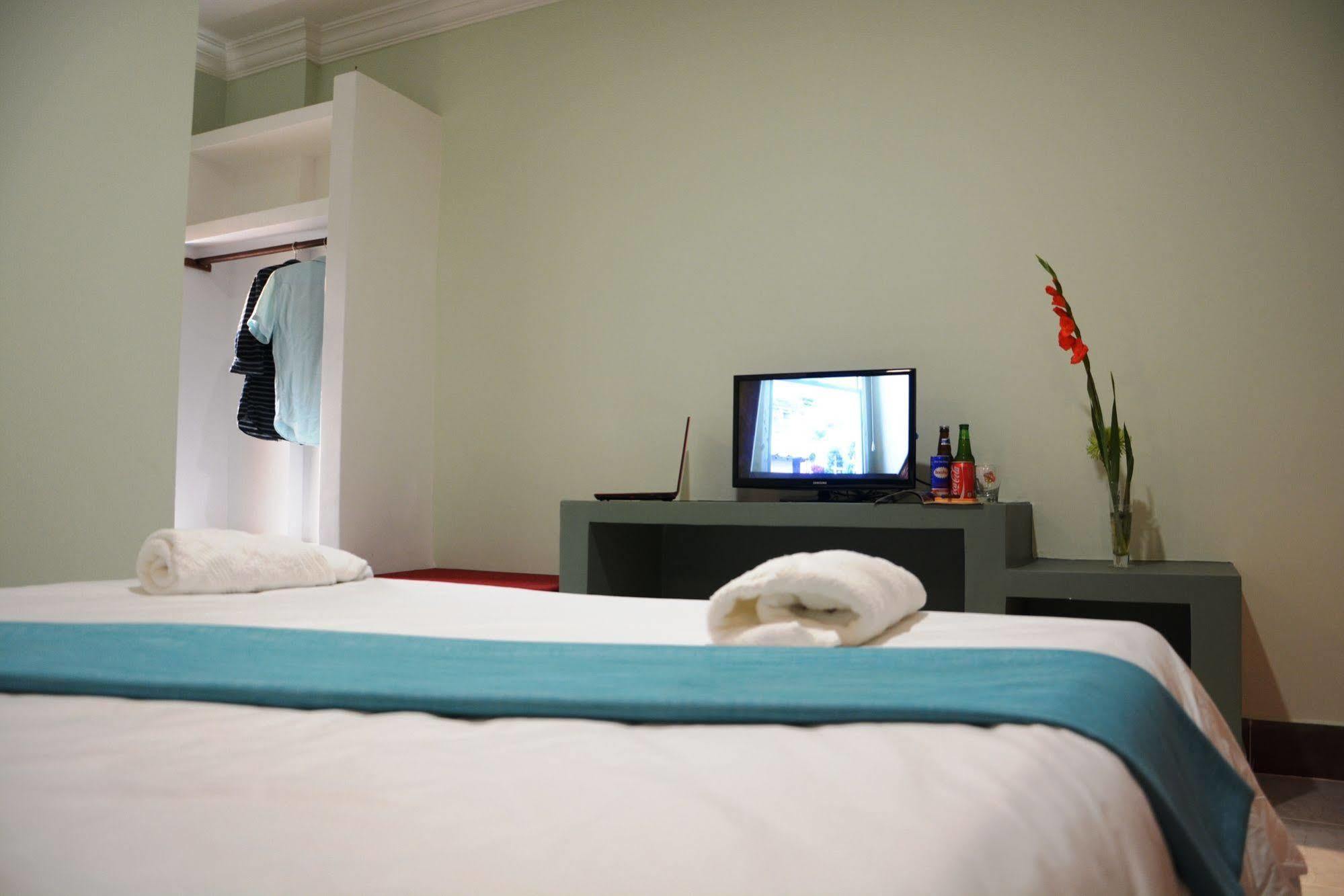 Neakru Guesthouse And Restaurant Kampot Dış mekan fotoğraf